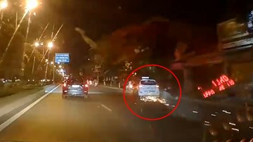 Hải Phòng: Taxi tông liên hoàn xe máy, kéo lê tóe lửa trên đường