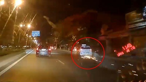 Hải Phòng: Taxi tông liên hoàn xe máy, kéo lê tóe lửa trên đường