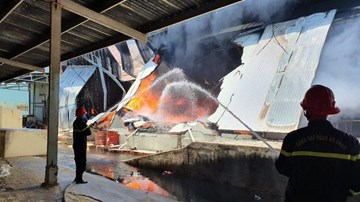 Khói lửa bao trùm xưởng sản xuất nệm gần 5 tiếng, thiệt hại 10 tỷ