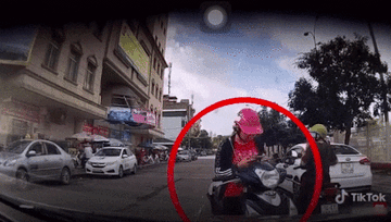Dừng xe giữa đường, cô gái ‘sửng cồ’ với tài xế ôtô khi bị nhắc