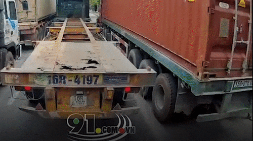 Xe container quệt ngã người phụ nữ kéo xe gạch ngược chiều rồi bỏ đi
