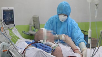Bệnh nhân người Anh phục hồi thần kỳ, tự cầm ly uống nước