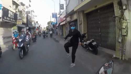 Chạy lấn làn bị 'cà khịa', người đàn ông cay cú đuổi theo trả thù