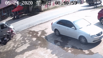 Cô gái bị xe tải chèn qua đầu, thoát chết nhờ mũ bảo hiểm