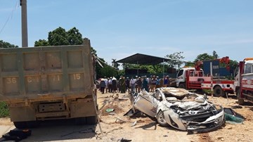 Khoảnh khắc xe chở đất đè bẹp xe con, khiến 4 người thương vong