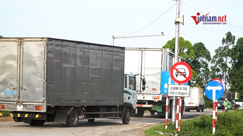 Trốn trạm BOT, hàng nghìn ô tô lớn nhỏ cày nát đường đê