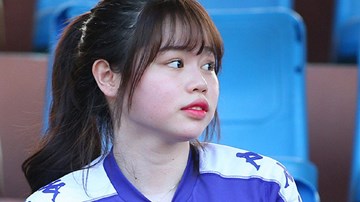 Bạn gái Quang Hải rạng rỡ reo hò trước trận thắng của Hà Nội FC