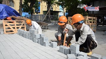 Sau kè bê tông đúc, vỉa hè Hồ Gươm được lát đá hoa cương