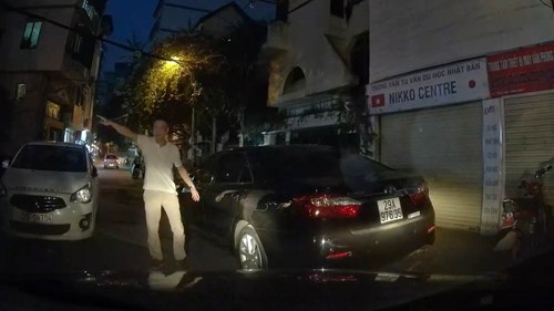 Cư dân mạng bức xúc tài xế đỗ ô tô chắn hết lối đi, ép xe khác quay đầu