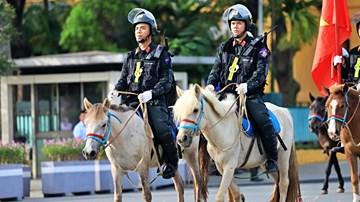 Đoàn Cảnh sát cơ động Kỵ binh ra mắt, cùng đội tuấn mã diễu hành trên phố