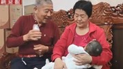 Niềm hạnh phúc làm cha mẹ của cặp đôi 70 tuổi thụ thai theo cách tự nhiên