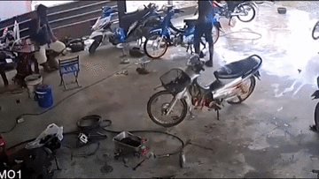 Hai thanh niên bốc đầu xe máy rồi lao thẳng vào tiệm sửa xe