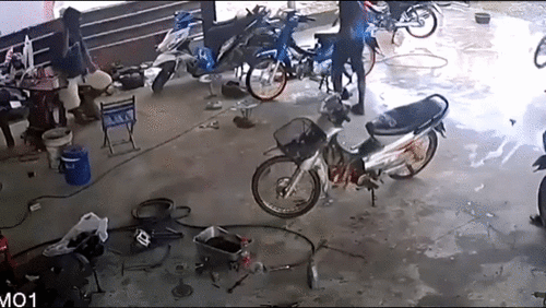 Hai thanh niên bốc đầu xe máy rồi lao thẳng vào tiệm sửa xe