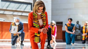 Chủ tịch Hạ viện Mỹ quỳ gối tưởng niệm George Floyd