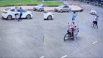 Bị nhắc nhở đỗ xe trước cổng viện, tài xế lên gối và bóp cổ bảo vệ