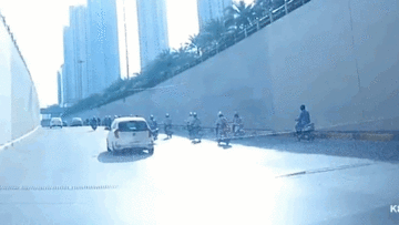 Ô tô đánh lái hết cỡ tránh cô gái đi xe máy đột ngột ngã xuống đường