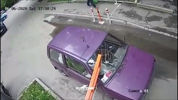 Barie chắn đường bị kẹt khiến ô tô bị vỡ kính chắn gió nhiều lần