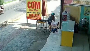 Người phụ nữ bất ngờ dừng xe rồi bê trộm cả thùng thịt ở quán cơm