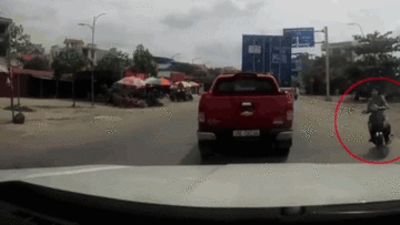 Xe tải phanh cháy lốp tránh người phụ nữ ‘đánh võng’ xe máy sang đường