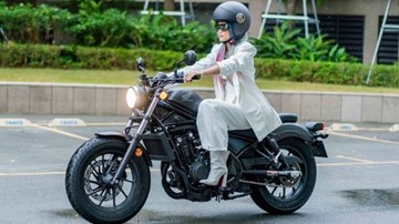 H'Hen Niê nhuộm tóc, mặc vest, lái mô-tô phân khối lớn đi sự kiện