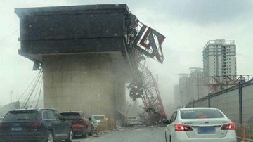 Cần cẩu đang nâng khối thép đúc sẵn bất ngờ đổ xuống cao tốc, đè nát ô tô