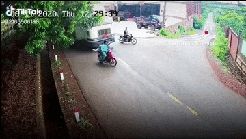 Người đàn ông cố tạt đầu xe container và cái kết 