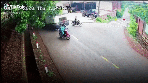 Người đàn ông cố tạt đầu xe container và cái kết 