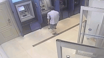 Người đàn ông bất ngờ đập phá hàng loạt cây ATM để… trút giận