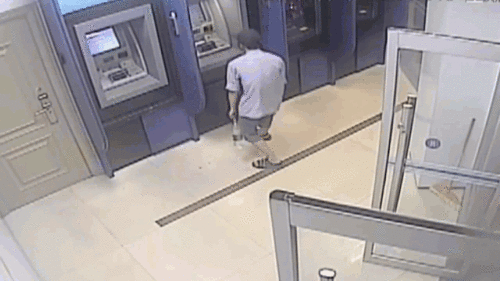 Người đàn ông bất ngờ đập phá hàng loạt cây ATM để… trút giận