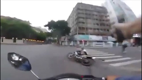 Xem cảnh sát hình sự phóng xe truy đuổi, nổ súng bắt cướp trên đường