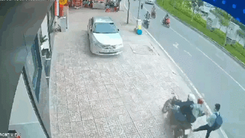 Hai tên cướp dùng dao tấn công và xịt hơi cay khi bị truy đuổi
