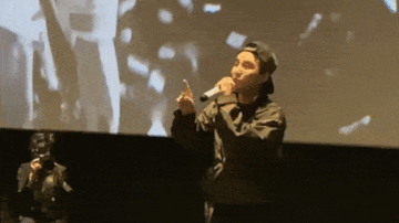 Fan tranh thủ 'tỏ tình' Sơn Tùng M-TP trong rạp chiếu phim