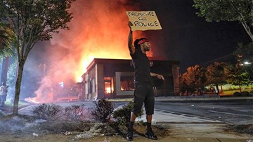 Thêm người da màu bị bắn chết, biểu tình bùng phát dữ dội tại Mỹ