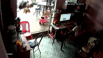 'Bom nước' rơi thủng trần nhà, bé trai thoát nạn trong gang tấc