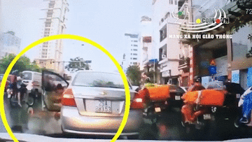 Nam tài xế dừng ôtô giữa đường 'thó' chùm vải của người bán hàng rong