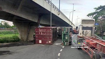 Khoảnh khắc container ôm cua gấp, lật nhào giữa vòng xoay