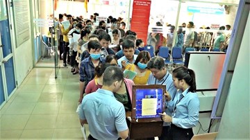 Xếp hàng từ 6 giờ sáng làm thủ tục trợ cấp thất nghiệp sau dịch Covid-19