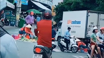 Bán rau ngay giữa vạch dành cho người đi bộ sang đường