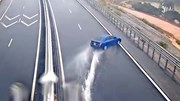 Khoảnh khắc ô tô ‘drift’ qua vũng nước trên cao tốc Hạ Long – Vân Đồn