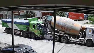 Bị xe tải húc bay vào đuôi xe bồn, xe con biến dạng hoàn toàn