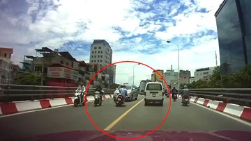 Xe máy vượt ẩu đâm trực diện ô tô trên cầu vượt, 2 thanh niên nhập viện