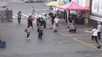 Cảnh sát tặng tiền cám ơn du khách lớn tuổi giúp bắt tội phạm