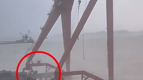 Khoảnh khắc cần cẩu khổng lồ bị gió thổi sập xuống biển