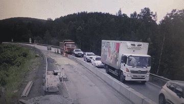 Xe ben chạy tốc độ cao, đâm bẹp hạng loạt ôtô con trên đường