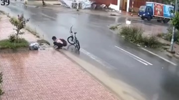 Nam sinh lớp 6 dọn rác miệng cống trong mưa gây 'bão mạng'