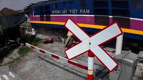 Cố vượt qua đường ray, người phụ nữ vứt xe khi thấy tàu lao đến