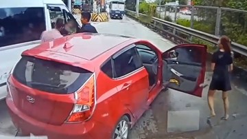 Tài xế xe 16 chỗ 'hổ báo' bị cô gái cầm guốc lao tới