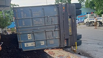 Xe đầu kéo vào cua gấp lật đè xe máy, 2 mẹ con tử vong tại chỗ