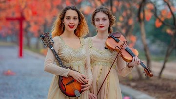 Tình yêu Việt Nam của hai bông hồng Nga hát du ca trên phố