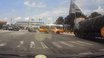 Container vượt đèn đỏ, húc xe buýt lật như ‘xe đồ chơi’ giữa ngã tư
